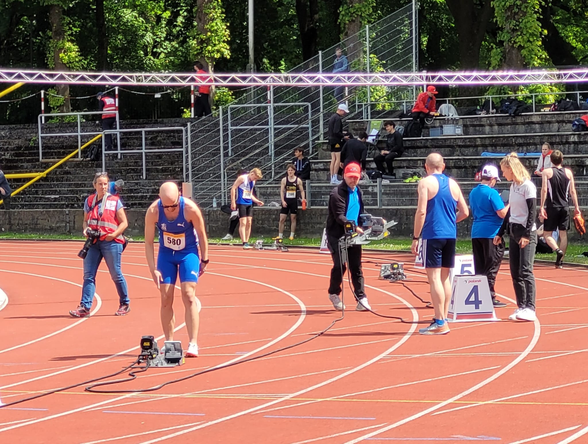 Stefan am Start wartet darauf, dass die Startblöcke aufgestellt werden.