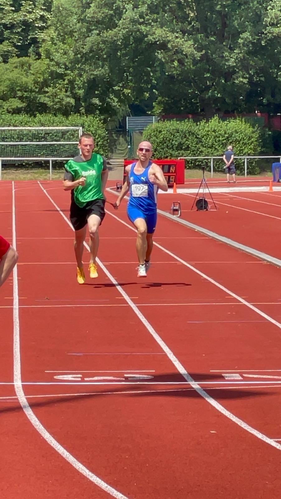 Im Gleichschritt mit Simon ein paar Schritte vor dem Ziel.