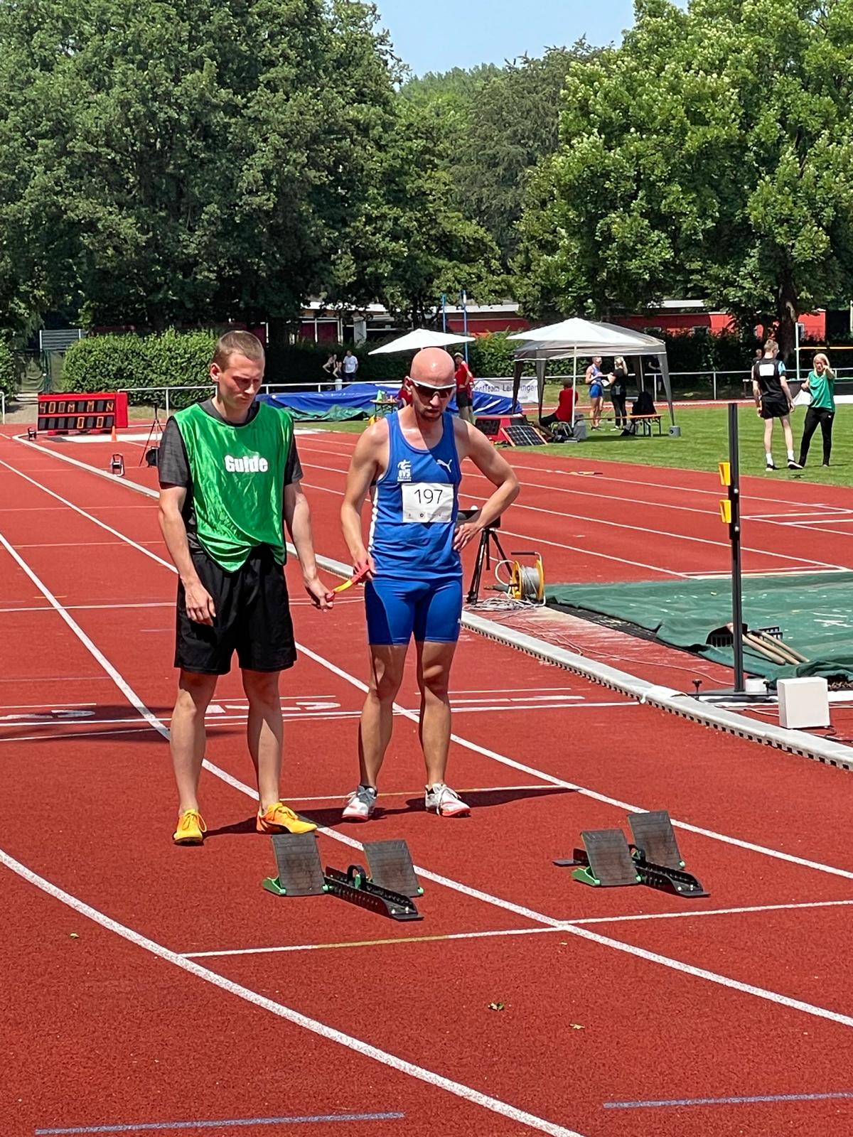 Mein Guide Simon und ich vor dem Start hinter den Startblöcken.