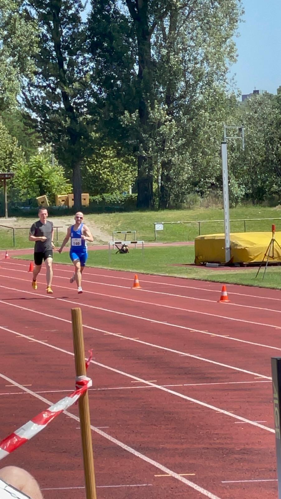 Mein Guide Simon und ich auf der Zielgeraden kämpfen mit brennenden Muskeln wie beabsichtigt bei 400m.