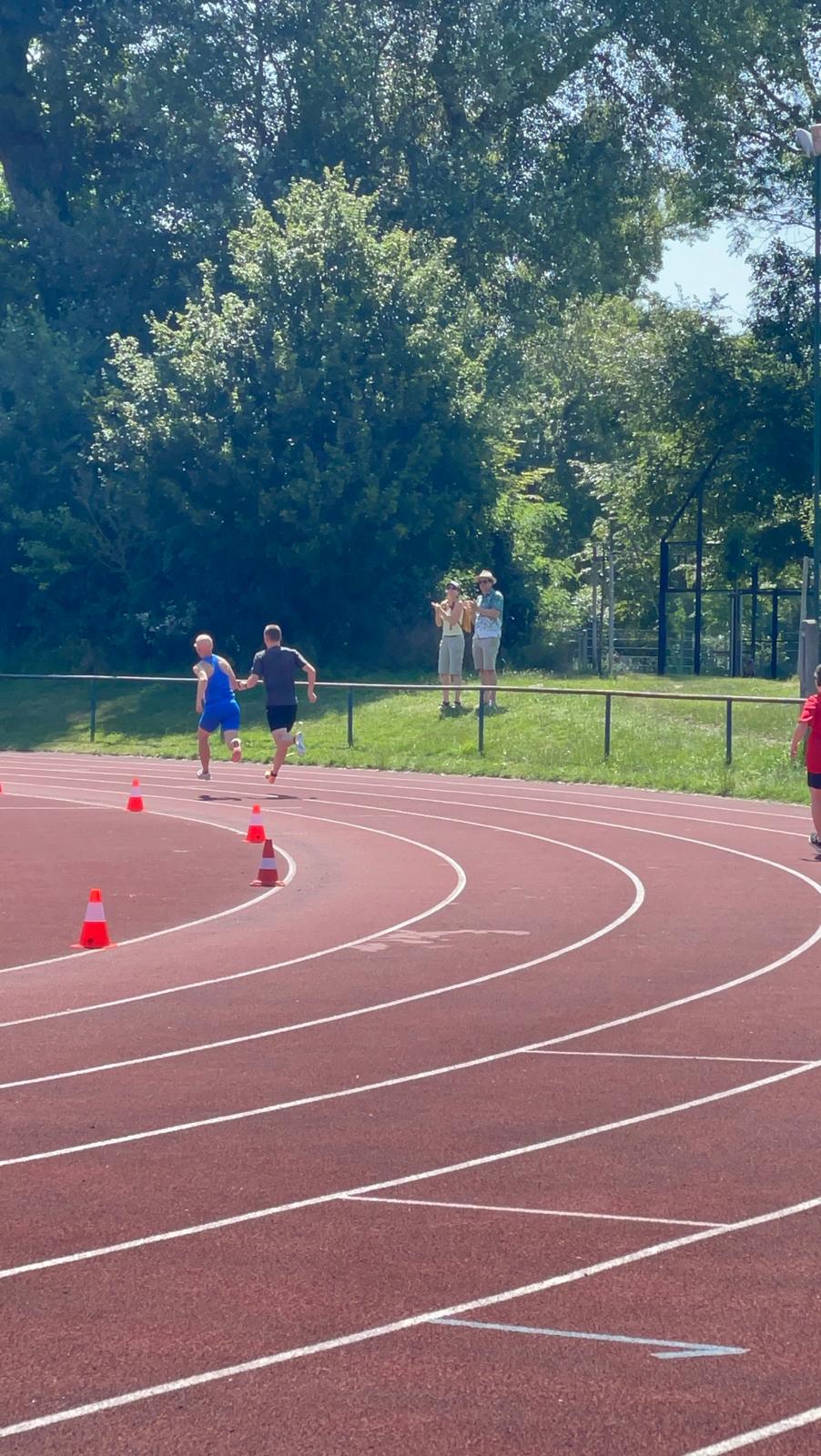 Mein Guide Simon und ich gewinnen Geschwindigkeit in der ersten Kurve.