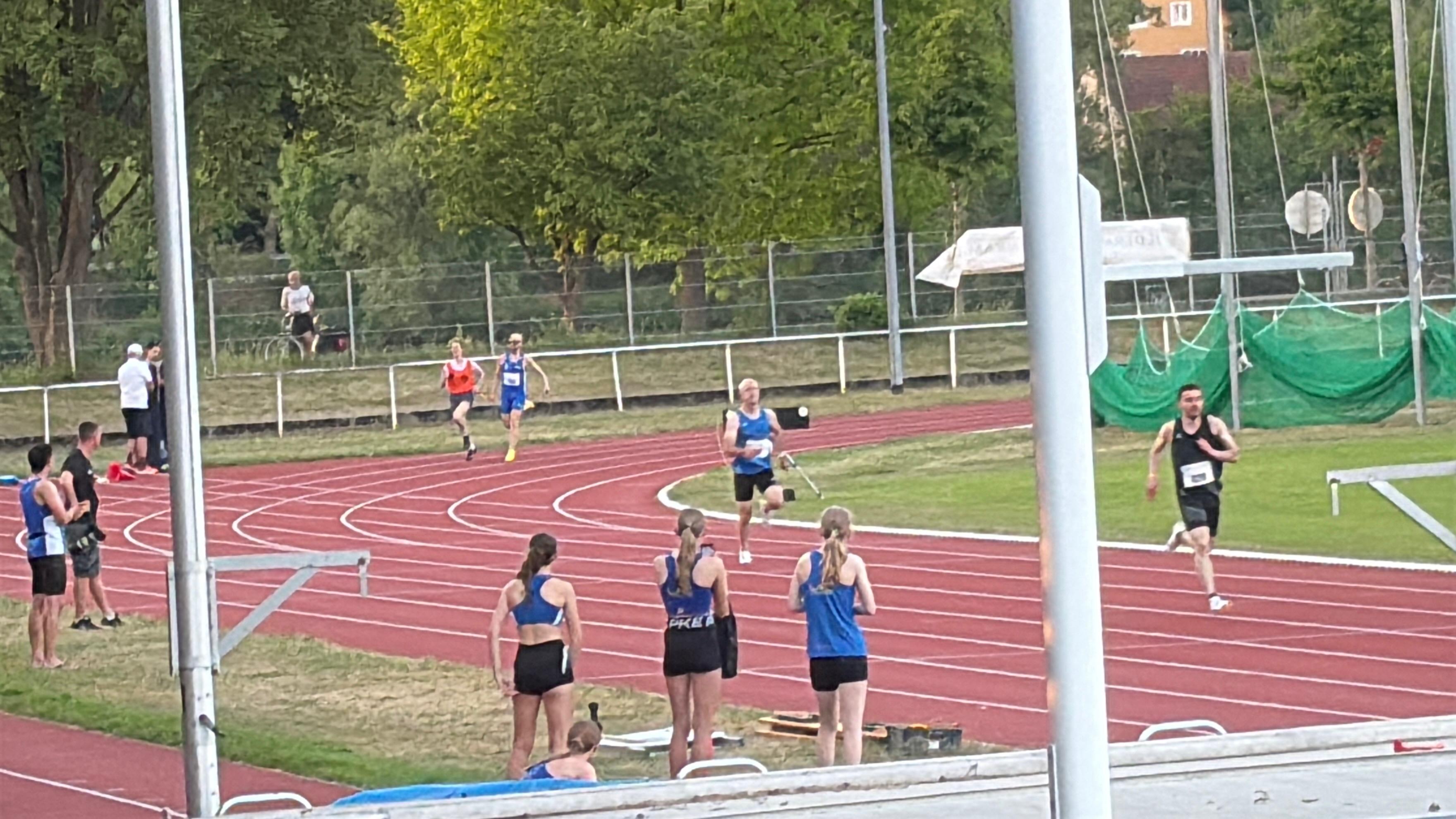 Stefan and Sophie running through the bend, other athletes visible in the background.