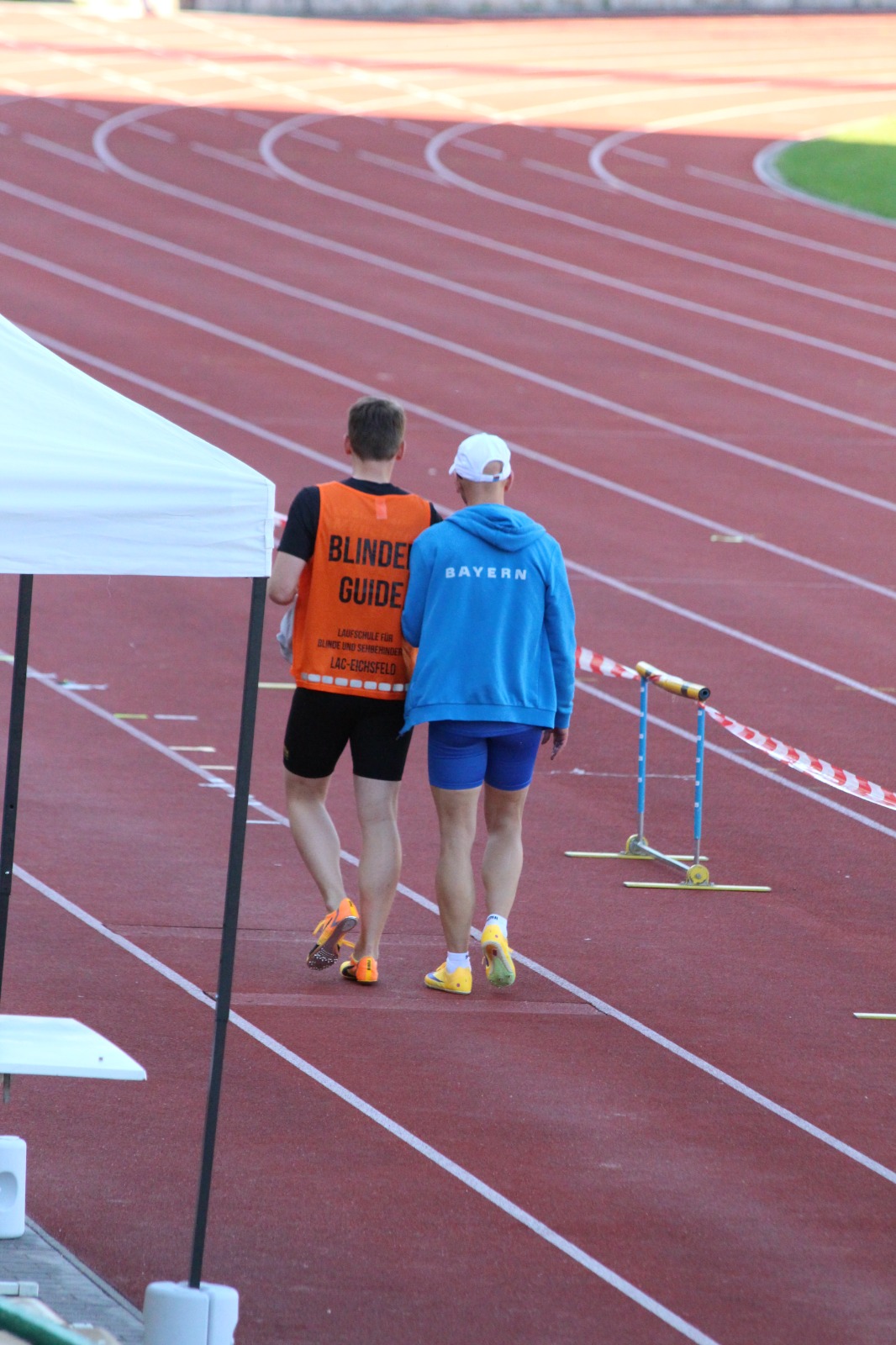 Stefan und Simon laufen nach dem Rennen zusammen aus, von hinten gesehen.
