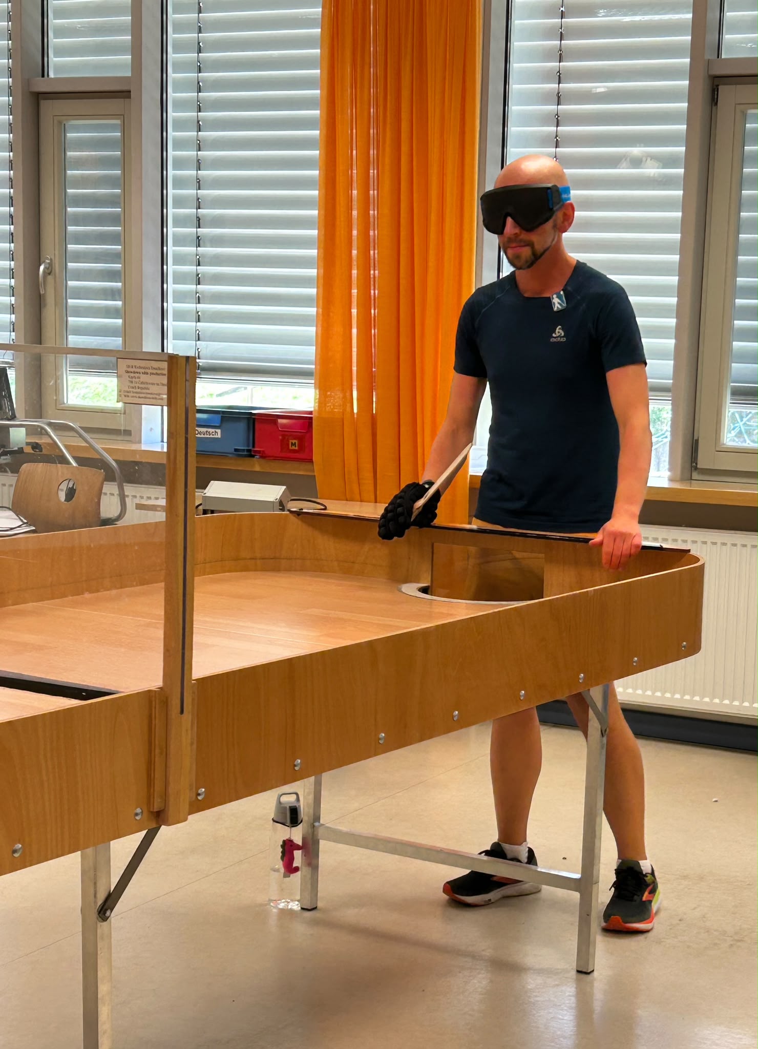 Stefan am Showdown-Tisch beim Turnier in Marburg, mit Dunkelbrille und Schläger.